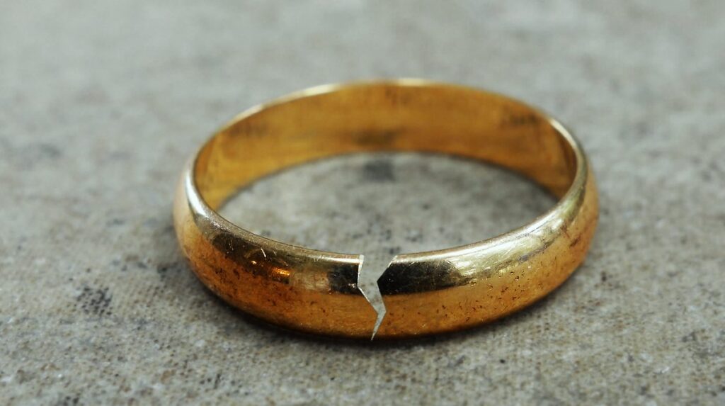 A cracked gold ring